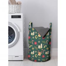 Корзина для белья 50x35 см поможет организовать порядок в доме и украсит любой интерьер в ванной комнате. Органайзер для белья объёмом 45 литров изготовлен из плотного искусственного войлока на основе тонких волокон 100% полиэстера. Плотность изделия: 240 гр/кв.м. При изготовлении изделия применяются безопасные и экологичные материалы, которые устойчивы к влаге (влагостойкая), быстро высыхают и не теряют своих свойств. Верхняя часть бака для белья закрывается текстильной вставкой с завязками, что позволяет скрыть содержимое корзины от лишних глаз. Изделие удобно складывается, в сложенном виде занимает минимальное количество места, при уборке легко перемещается, не царапая пол, в отличие от пластиковых корзин. Тканевый мешок для белья универсальный и многофункциональный. Можно использовать не только как контейнер, короб, ящик и кофр для белья, но также для хранения для детских игрушек, книг, вещей и других аксессуаров для дома. Органайзер для хранения доставляется в сложенном виде, вернуть прежнюю форму можно отпарив изделие в бережном режиме. К бельевой корзине также можно подобрать шторку и коврик для ванной, выполненные в аналогичной тематике. Декоративная корзина с рисунком -прекрасный вариант подарка маме, бабушке, дедушке, подруге на День рождения, юбилей, пасху и новоселье. Яркость рисунка может отличаться от изображения на сайте. Допустимо отклонение в размерах +- 3 см.