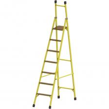 Стремянка диэлектрическая стеклопластиковая с веритикальной опорой с широкими ступенями ЛУЧ изготавливается из электроизоляционного стеклопластика и предназначена для проведения строительных, монтажных, ремонтных и эксплуатационных работ, когда необходимо установить ее к вертикальной поверхности. Рабочая площадка имеет фиксатор из нержавеющей стали. Ступени имеют противоскользящее покрытие. Ширина ступеней увеличена до 95мм. Шаг между ступенями, мм 340