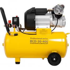 Компрессоры воздушные Ballu BCD-50-400 – это поршневые масляные компрессоры с прямым приводом, производительностью 400 л/мин и с ресивером емкостью 50 литров, предназначенные для выработки, хранения и подачи сжатого воздуха. Они применяется в агрегатах, использующих энергию сжатого воздуха (краскопульты, пневматические гайковерты, устройства подкачки шин и прочий пневмоинструмент). Поршневым называется компрессор, в котором сжатие газа осуществляется благодаря возвратно-поступательному движению поршня в цилиндре по двухтактному принципу впуска и выпуска. Газораспределение в компрессоре обеспечивается парой клапанов, которые срабатывают в зависимости от перепада давления. Цикл за циклом компрессор накачивает воздух в ресивер до необходимого уровня давления, который при избытке сбрасывается. Оборудование, требующее сжатого воздуха, получает его непосредственно от ресивера. Поршневой тип наиболее производителен среди других типов воздушных компрессоров. Масляный тип смазки продлевает срок службы наиболее важной части изделия цилиндро-поршневой группы. Главными достоинствами компрессоров с прямым приводом является: - более компактный и менее тяжелый вес по сравнению с ременным приводом; - неприхотливость к условиям эксплуатации, т.к. лучше выдерживают экстремальные температуры и неблагоприятные условия; - легкость в обслуживании, все движущиеся детали внутри. Внимание! Компрессор поставляется без масла!