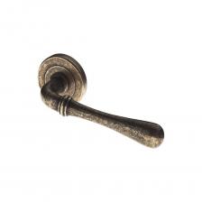 Все ручки серии изготавливаются только из латуни, методом горячей ковки. При этом прочность ручек на изгиб увеличивается ориентировочно в 6 раз по сравнению с исходным материалом. Ручки из латуни имеют большие преимущества по сравнению с ручками из цинковых сплавов. Например, они имеют большую твердость и предел прочности, покрытие и внешняя обработка ручек очень долговечны даже в условиях применения при неблагоприятных погодных условиях (в том числе на морском воздухе). Ручки "Звездной линии" могут применяться на огнестойких дверях, эстетически они очень привлекательны. При проведении теста в соляной ванне (так называемый «Salt Spray Test») получены следующие результаты: 500 часов для покрытий OLV-15, OSV-15, ABSR, Black matt, B/BS, W/B matt. и 1000 часов для покрытий AB-SR, BS, DTB matt,OC, SCB, SCB/OC. Все ручки подпружинены и поставляются на розетках с универсальным сквозным креплением для всех европейских типов замков (немецких, финских, итальянских, шведских). Эти ручки также могут быть установлены на саморезы. Для придания ручкам индивидуальности, можно установить на них кольца или квадратные накладки различных цветов.  