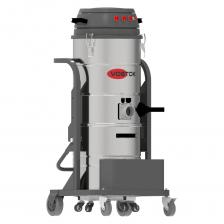 Промышленный однофазный 3-х моторный пылесос 3,6кВт (Ametek). Фильтрация: полиэстеровый конический фильтр (1 микрон) с полуавтоматической импульсной очисткой фильтра. Металлическая рама и бак (полезная емкость системы 100 л). Применение: пыль, жидкость, твердые частицы.