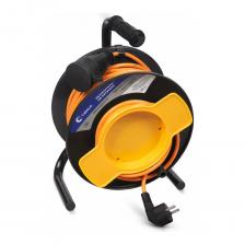 Силовой удлинитель на садовой катушке применяется в основном на садовых и дачных участках, для подключения газонокосилок, снегоуборочной техники и другого инструмента. Устройство представляет собой пластиковую катушку с намотанным проводом типа ПВС, также на корпусе располагается устойчивая подставка и специальная рукоятка для удобства переноски удлинителя.