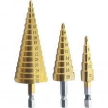 Набор многоступенчатых сверл 3 шт. — это профессиональное решение для создания отверстий разного диаметра в металле, пластике и дереве. Каждое изделие имеет несколько ступеней, что позволяет выполнять работу без смены инструмента. В комплекте три сверла с разными диапазонами размеров для универсального применения.Основные параметры:Материал: сталь HSS.Покрытие: изностойкое, антикоррозийное.Хвостовик: HEX для надежного крепления.Диапазоны: 4–12 мм, 4–20 мм, 4–32 мм.Преимущества: универсальность, точность, чистота обработки, совместимость с дрелями и шуруповертами, экономия времени.Применение: монтажные работы, установка коммуникаций, работа с листовыми материалами. Подходит для профессионалов и домашних мастеров.