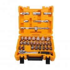 Набор головок Dingqi, 31 предмет — Всегда под рукой для быстрого и качественного ремонта! Состав набора: Трещоточный ключ 1/2” с храповиком 45T. Предоставляет свободу поворота и доступность к труднодоступным местам. Торцевые головки размером от 10 до 32 мм (всего 18 штук). Возможности выбора подходящего размера обеспечиваются наличием полного ряда ключей. Шарнир поворотный 1/2”. Используется для отворачивания винтов и гаек под нестандартными углами. Удлинители длиной 125 и 250 мм. Помогают добраться до углубленных мест крепления. Специальные свечные ключи на 16 и 21 мм, предназначенные для удобного демонтажа и установки свечей зажигания. Т-образный вороток с подвижным механизмом на 250 мм, позволяющий прилагать большее усилие при откручивании ржавых и крепко сидящих болтов. Важные преимущества: Исключительная прочность: Головки изготавливаются из специальной легированной стали Cr-V, прошедшей термическую обработку. Универсальность: Применимо практически ко всем видам автомобильных и бытовых задач. Компактность и хранение: Комплект упакован в специализированный контейнер, удобный для переноски и сбережения.