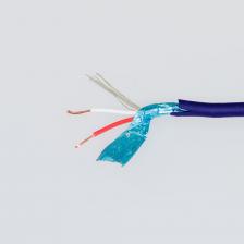 Микрофонный кабель 2x0,12 мм? предназначен для подключения микрофонной аппаратуры. Кабель имеет двойную экранировку, что обеспечивает защиту от электромагнитных помех. Его внешний диаметр составляет 3 мм.Внутренняя структура кабеля включает три слоя:первый состоит из 10 проводов из меди диаметром 0.12 мм каждый, покрытых поливинилхлоридом (ПВХ),второй также содержит 10 медных проводов диаметром 0.12 мм, но покрытых этиленвинилацетатом (ЭВА),третий слой состоит из семи проводов из меди диаметром 0.17 мм.Кроме того, внутри кабеля находятся 17 линий из хлопчатобумажной нити (COTTON). Внешний диаметр кабеля составляет 3 мм.