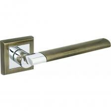 Дверная ручка Palladium Oscar AB/CP УТ-00000071 – единственная ручка на квадратной розетке в линейке Palladium Revolution. Она подойдет к любым дверям. Гальваническое покрытие устойчиво к коррозии. На тестах модель выстояла 96 часов в камере соляного тумана. За защиту от царапин отвечает двойной лаковый слой. Таким образом, в быту ручка может оставаться как новая 7-10 лет и дольше.