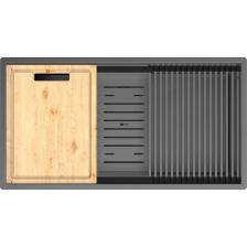 TABAGA 820 - современная кухонная мойка из нержавеющей стали с одной широкой прямоугольной чашей представляет собой идеальный выбор для современных кухонных интерьеров, в которых важно сочетание пространства и функциональности. Эта вместительная модель, обладая универсальными возможностями установки, обеспечивает возможность создания наиболее удобных конфигураций для организации зон мытья посуды. К мойке прилагаются практичные аксессуары: ролл-мат, который прекрасно подходит для сушки посуды и хранения влажных губок; коландер для размораживания продуктов и разделочная доска для резки ингредиентов. Ступенчатая конструкция позволяет эффективно размещать эти предметы в чаше, освобождая рабочую поверхность и упрощая их использование, что защищает столешницу от влаги. Такая система организации пространства – это не просто инструмент для мытья посуды, а полноценный мир удобства и эстетики в вашем доме.