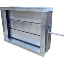 Воздушная заслонка применяется в системах кондиционирования воздуха и вентиляции промышленных и общественных зданий. Регулирование расхода воздуха и перекрытие вентиляционного канала.Корпус и поворотные пластины из алюминиевого профиля. Снижение риска примерзания лопаток друг к другу в зимний период за счёт резинового уплотнителя (отсутствие прямого контакта). Для вращения используются пластмассовые шестерни, закрыты со стороны вент. канала заглушкой. Круглое сечение штока обеспечивает крепление привода в любом положении.Типоразмер определяет внутреннее сечения клапана для вент канала. Фактический размер увеличивается за счет фланцев 30 мм с каждой стороны и штока для привода диаметром 12 мм. Глубина всегда 125 мм.