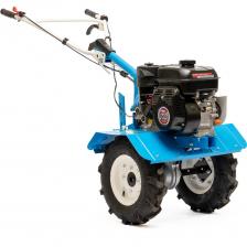 Мотоблок «Нева» МБ Энергия мини 005.03.2000 предназначен для обработки почвы на участках небольших и средних размеров. Высокопроизводительный двигатель WEIMA 7 л.с. позволяет работать с плотным грунтом. МБ Энергия мини отличается легкостью в обслуживании, простотой конструкции и доступностью основных узлов, что позволяет быстро проводить техническое обслуживание. Маневренность мотоблока обеспечивается реверсивной трансмиссией, благодаря чему им легко управлять даже в ограниченном пространстве. Эргономичный руль с регулировкой по высоте обеспечивает комфорт при эксплуатации мотоблока. Пользователь может настроить высоту руля под свои индивидуальные параметры, что значительно облегчает управление и снижает утомляемость во время длительной работы. Защитные крылья обеспечивают безопасность оператора и предотвращают попадание грязи и камней во время работы. С данным мотоблоком можно агрегатировать Плуг "НЕВА" с креплением на ось 005.08.0600-03 со Сцепным устройством "НЕВА" СУ с рукояткой и внешней осью 005.09.1600-04. ОСОБЕННОСТИ • Высокопроизводительный 4-тактный бензиновый двигатель • Компактный, легкий, маневренный • Наличие режима реверса • Эргономичный руль с регулировкой по высоте • Защитные крылья