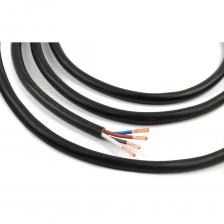 Акустический кабель (круглый) используются в профессиональных системах вещания для передачи аналоговых аудиосигналов. Предназначен для подключения акустических систем, колонок и громкоговорителей. Подходит для студий звукозаписи, репетиционных студий, концертных и презентационных площадок. Кабель состоит из 4 медных проводников из многожильной бескислородной меди (OFC), сечение проводников - 4 мм2, ? 2.55 мм, изоляции из LSHF-FR материала красного, черного, белого и синего цвета и FRNC/LSZH-C оболочки черного цвета RAL9005. Может быть использован при групповой прокладки кабеля. Оболочка не поддерживает горение, не выделяет токсичные вещества в случае пожара, поскольку состав оболочки не содержит никаких галогенов. Стандарт IEC 60332-3-24, разработан в Германии.