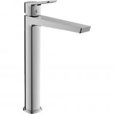 Однорычажный высокий смеситель BELZ для умывальника / раковины в ванную / мойку  с длинным изливом и крепежом типа «гайка», изготовлен из высококачественной латуни по технологии литья в песчаную форму, что обеспечивает прочность корпуса и долговечную эксплуатацию. Стильный излив оснащен инновационным аэратором, который наполняет струю воздухом, благодаря чему обеспечивается существенная экономия воды. Пластиковая сеточка насадка, которая установлена на аэраторе, существенно понижает уровень шума. Она защищена от налёта извести, кальций на ней не откладывается, а если сетка засорилась, то её легко почистить. Керамический картридж d 26 мм с коротким ходом обеспечивает точную настройку температуры и напора воды. Эксплуатационный ресурс картриджа составляет более 150 тысяч циклов. Смеситель высокий для накладной раковины монтируется на одно отверстие с помощью усиленной гайки и универсально подходит для установки на борт мойки-раковины большинства размеров и форм. Гибкая подводка, которая поставляется в наборе из 2 шт (шланги в стальной оплётке стандартного типа: гайка штуцер с резьбой) 45 см в комплекте. Смеситель представлен в цвете хром. К нему легко подобрать модель для ванны и душа из этой же коллекции, что, несомненно, подчеркнёт индивидуальность интерьера вашей ванной комнаты.