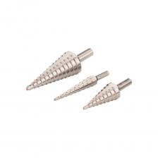 Набор ступенчатых сверл 3 шт; (4-12мм; 4-20 мм; 6-30мм) HSS NORGAU 010505100 состоит из 3 конических ступенчатых сверл.Диапазон сверления: 4-12, 4-20, 6-30 мм. Шаг ступеней находится в пределах от 1 до 2 мм.Сверла применяются для обработки листовых материалов (до 4 мм) из сталей, чугуна, цветных металлов и пластика.Материал изготовления — сталь HSS. Сплав обеспечивает износостойкость, теплоустойчивость во время скоростных режимов обработки. Сверла располагаются в пластиковом кейсе, удобным для бережного хранения и переноски.Сверло ступенчатое 4-12 мм; хвостовик 6 мм;Сверло ступенчатое 4-20 мм; хвостовик 8 мм;Сверло ступенчатое 6-30 мм; хвостовик 10 мм;