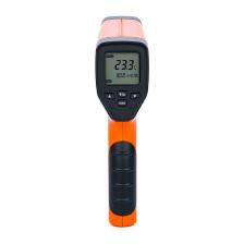 Инфракрасный пирометр Verdo IT1502 — это высокотехнологичный прибор для бесконтактного измерения температуры поверхностей. Он работает на основе измерения инфракрасного излучения объекта и преобразования его в электрический сигнал, пропорциональный температуре.Оптическая система фокусирует инфракрасное излучение на детекторе, который преобразует его в электрический сигнал. Микропроцессорная обработка обеспечивает точность измерений с погрешностью до ±2% от измеряемой величины.Пирометр Verdo оснащён жидкокристаллическим дисплеем с подсветкой для удобного считывания показаний и имеет различные функции, такие как измерение пиковой, средней и минимальной температуры, выбор излучательной способности материала и указание расстояния до объекта измерения.Прибор применяется в различных отраслях промышленности, включая металлургию, машиностроение, энергетику, а также в лабораторных исследованиях, строительстве и коммунальном хозяйстве.