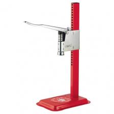 Укупорка кроненпробок бутылок ручным укупорщиком OMAC 250 "Handy"