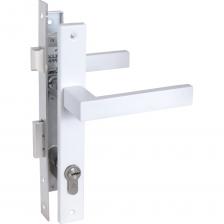 Замок врезной с ручками. Предназначен для установки в калиточные двери, правого и левого открывания. Возможна установка в деревянные двери, а так же двери из алюминиевого профиля. Дверь может быть закрыта на защелку и открыта с помощью фалевой ручки при открытом засове замка. Универсальная защелка. Корпус и торцевая планка из нержавеющей стали. Межосевое расстояние 85мм. Удаление ключевого отверстия 20мм. Ручки с полимерным покрытием по каталогу RAL. Материал - сталь. Механизм секрета с перфоключом, длина 70 мм, 5 ключей. Материал - цинковый сплав.