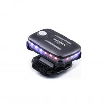 Яркий цветной свет безопасности обеспечивает 360-градусную видимость с расстояния 1000 метров. Оснащен 22 сине-красными светодиодами и одним белым светодиодом. Датчик ориентации автоматически переключается между горизонтальной и вертикальной светодиодной матрицей для максимальной видимости. Управление датчиком при помощи жестов. Встроенная аккумуляторная батарея с портом USB Type-C. Два встроенных высокопрочных магнита позволяют легко прикреплять фонарь к стальным поверхностям. Включает в себя платформы для крепления на шлемах, лямках МОЛЛИ и других поверхностях.