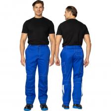 Брюки мужские летние "Эко-Труд" — классические рабочие брюки улучшенной конструкции из ткани премиального качества с повышенным содержанием хлопка. Специальная отделка ВО пропитки придает изделию дополнительные эксплуатационные характеристики. Рабочие брюки выполнены в универсальном цвете и станут идеальным решением для работы в летний период. Анатомический крой не стесняет движений и обеспечивает комфортное сгибание коленей. Область колена усилена вторым слоем ткани, общая плотность составляет 380 г/м?, что гарантирует высокую степень защиты коленного сустава, а также обеспечит высокое сопротивление на разрыв и стойкость к истиранию. Усиление по низу брюк вторым слоем ткани шириной 70 мм препятствует истиранию, а также станет хорошей защитой от случайных порезов об острые предметы или детали обуви. Брюки из такой ткани защищают работника от воздействия атмосферных осадков, исключают охлаждение, перегрев, а также гарантируют защиту от механических повреждений, вредных производственных факторов и исключают Брюки: прямого силуэта с застёжкой гульфик на молнии, пояс притачной со шлёвками с застёжкой на пуговицу. Объём по линии талии регулируется эластичной лентой в поясе по боковым швам. Карманы: 2 боковых кармана с наклонным входом; на уровне бедра 2 накладных кармана с клапанами с застёжкой на контактную ленту; на левой задней половинке 1 накладной карман с клапаном с застёжкой на контактную ленту.. Сигнальные элементы: фигурные СОП.