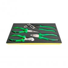 Набор STAHLWILLE , 96830622, TCS 6501-6602/4N шарнирно-губцевого инструмента во вкладыше из 4-ох предметов. В набор входят комбинированные плоскогубцы; Плоские круглогубцы с резаком 200 мм, подходит для работы с радио- и телефонными проводами; Газовый ключ FastGRIP 240 мм, 12 позиций фиксации, быстрая и удобная установка размера благодаря кнопке; Усиленные бокорезы 160 мм. Точное отрезание мягкой проволоки до 4 мм, проволоки средней жесткости - до 3,4 мм, твердой проволоки - до 2,5 мм, рояльной струны - до 2 мм. Работа без деформации и долгий срок службы благодаря хорошо притертому шарнирному соединению. Закаленные, высокоточные режущие кромки обеспечивают чистую резку без усилий. Специальная поверхность рукояток предотвращает соскальзывание руки по направлению к губкам. Более долгий срок службы и стойкость к агрессивным жидкостям. Вкладыш Tool Control System - встроенная безопасность, порядок на рабочем месте и дополнительная защита инструмента. Точные объемные ячейки. Материал вкладыша устойчив к химикатам. Сигнальный желтый цвет означает - инструмент не на месте. Произведено - Stahlwille (Германия).