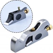 Рубанок-зензубель GOLDRATIO, н92, 130мм/19мм, Shoulder Plane – это не просто классический зензубель, это рубанок-трансформер. Роток рубанка не только регулируется, но и вся передняя часть может быть снята, после чего рубанок превращается в некое подобие стамесочного рубанка. Это очень удобно, если вам нужно строгать в угол. Производство – GOLDRATIO (Индия). Характеристики рубанка: Материал колодки: чугун Материал ножа: инструментальная сталь Закалка ножа: 59-61 HRC Угол заточки ножа: 25 градусов Угол постели: 15 градусов Длина подошвы: 130 мм Ширина ножа: 19 мм Масса: 560 грамм Ключевые особенности рубанка: Регулируемый роток Трансформация в "стамесочный рубанок"