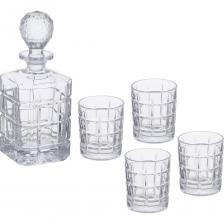 Набор для виски Gipfel Irish 52352 5 предметов: графин 850 мл, 4 бокала 260 мл. Бокал: вес - 348 гр, размер - 7x10 см, размер дна - 7 см; графин: вес - 1633 гр, высота - 25 см, размер дна - 10x10 см, диаметр горлышка - 3 см, размер пробки - 5x10 см. Набор изготовлен из бессвинцового хрустального стекла высокого качества. Сохранит ослепительный блеск долгие годы. Графин и бокалы имеют сдержанный элегантный дизайн. Совершенные четкие линии и геометрическая огранка в лучах света красиво сияют. Прозрачное стекло и рифленая текстура прекрасно передают цвет и плотность напитков. Набор идеально сочетается с повседневной и праздничной сервировкой. Упакован в фирменную коробку. Станет прекрасным подарком на любое торжество.Рекомендации по использованию и уходу:Рекомендуется мыть вручную в теплой воде.Не использовать абразивные вещества при мытье.Изделия царапаются и пропадает блеск.Не мыть в горячей воде.Избегать резкого перепада температур.Вытирать насухо мягкой тканью, чтобы не образовывались разводы.