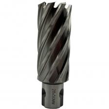 Корончатые сверла, также известные как кольцевые фрезы, изготавливаются из быстрорежущей стали и предназначены для сквозного сверления различных металлов, таких как сталь, алюминий, бронза и другие.Одним из основных преимуществ корончатых сверл является их высокая производительность и экономичность по сравнению с традиционными спиральными сверлами. При использовании корончатых сверл центральная часть отверстия остается нетронутой, а стружка образуется только по периметру высверливаемого цилиндра. Это значительно снижает затраты энергии и времени на процесс сверления.Кроме того,равномерное расположение режущих кромок кольцевой фрезы относительно центра обеспечивает одинаковую линейную скорость резания для всех кромок, что способствует стабильному и качественному сверлению.Также сверла можно переточить, что значительно увеличивает их срок службы и сохраняет эффективность. Процесс переточки корончатых сверл восстанавливает их режущие кромки, возвращая инструмент в рабочее состояние и позволяя сократить расходы на его замену.Тип хвостовика: Weldon 19 UNIVERSAL предназначен для большинства станков, подходит для патронов WELDON 19 мм и совместим с быстрозажимными патронами.Имеет три круглых паза- выемки для надежного крепления и плоскость для винтового крепления.Используется на магнитных станках с малой мощностью и на сверлильных станках с переходниками для корончатых сверл.Диаметр цилиндрической части 19мм.