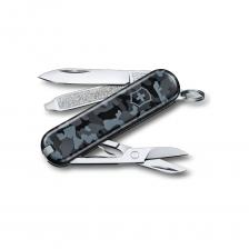 Нож Victorinox Classic морской камуфляж 0.6223.942 оснащен разнообразным инструментом, который позволяет проводить ремонтные и монтажные работы. Кольцо для ключей упрощает ношение. Выполнен из нержавеющей стали, благодаря чему имеет долгий срок службы.