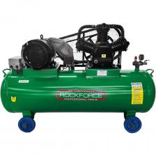 Компрессор воздушный 3-х поршневой с ременным приводом от бренда ROCKFORCE — это мощное и надёжное оборудование для профессионального использования в автосервисах, производственных цехах и строительных объектах. Обеспечивает стабильную подачу воздуха для пневмоинструмента и других задач, требующих высокого давления.Преимущества:Высокая производительность — 900 литров в минуту обеспечивают стабильную работу даже при интенсивной нагрузке.Большой ресивер — объём 300 литров позволяет реже включать компрессор, снижая износ.Надёжный ременной привод — снижает вибрации и уровень шума, увеличивает срок службы.Трёхпоршневая система — обеспечивает эффективную компрессию и стабильное давление.Промышленное напряжение — работает от сети 380 В, подходит для профессионального оборудования.Устойчивость к нагрузкам — рассчитан на длительную эксплуатацию в тяжёлых условиях.Универсальность применения — подходит для покрасочных работ, пневмоинструмента, шиномонтажа и других задач.