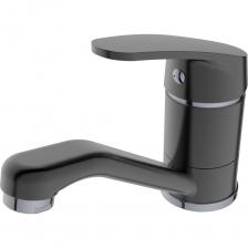 Смеситель для кухни ECONOCE D35 серии 690 в черном матовом исполнении представляет собой современное решение для вашей кухни. Он оснащен однорычажной системой управления, что обеспечивает простоту и удобство в использовании. Смеситель крепится на гайку и может быть установлен как на столешницу, так и на раковину, что позволяет гибко адаптировать его под различные кухонные пространства. Изготовленный из латуни, он обладает прочностью и долговечностью, а керамический картридж гарантирует надежность запорного механизма. Аэратор способствует экономии воды и улучшает качество струи, направленной под углом. Высота излива составляет 82 мм, а длина – 149,5 мм, что обеспечивает оптимальное распределение воды. Гибкая подводка в комплекте упрощает процесс установки, а универсальный размер крепления G1/2 подходит для большинства стандартных кухонных систем.