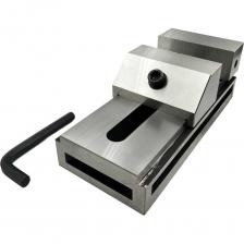 Тиски лекальные прецизионные L губок 150 мм, серия QKG150, представляют собой высококачественный инструмент, предназначенный для надежного зажима и фиксации заготовок в процессе обработки.Ускоренный холостой ход тисков обеспечивает быструю и эффективную настройку, что особенно важно при работе с быстропереналаживаемыми задачами. Подвижная губка оснащена горизонтальными и вертикальными пазами , что позволяет фиксировать цилиндрические заготовки различных диаметров.Быстрый зажим достигается благодаря простоте настройки губок. Губки легко устанавливаются под размер детали с помощью штыря, что позволяет быстро и точно подогнать их под нужные параметры. После грубой настройки, губки фиксируются с помощью шестигранного ключа в верхней прижимной гайке, что обеспечивает надежную и жесткую фиксацию заготовки. Расхождение губок возможно от полного смыкания до максимального значения Smax модели, что делает тиски универсальными для работы с различными заготовками.Тиски QKG150, благодаря своей конструкции, являются быстрозажимными и предназначены для закрепления на магнитном столе или станине, что делает их идеальными для шлифования заготовок, точных измерений и проверок, а также для линейного резания и других операций. Простота конструкции позволяет легко устанавливать тиски на различное оборудование, включая шлифовальные и электроэрозионные станки.  