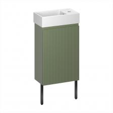 ОПТИМАЛЬНОЕ ИСПОЛЬЗОВАНИЕ НЕБОЛЬШОГО ПРОСТРАНСТВА Настенная тумба с опорами и право- или левосторонней раковиной является емким местом для хранения текстиля, моющих и гигиенических средств. Вокруг нее остается достаточно места, что облегчает уборку. Фурнитура Hettich с доводчиком обеспечивает плавное и бесшумное закрытие дверцы. УДОБНАЯ ЕЖЕДНЕВНАЯ ЭКСПЛУАТАЦИЯ Короткий размах дверцы позволяет не касаться пользователя и окружающих предметов. Регулируемая полка и рациональное планирование пространства. Крепления выдерживают нагрузку до 100 кг. ВЛАГОСТОЙКАЯ МЕБЕЛЬ С ЛАМИНИРОВАННОЙ ПОВЕРХНОСТЬЮ Основа тумбы – импрегнированная плита МДФ с защитой от влаги, термоперепадов, плесени. Нанесение на нее лака и покрытия TotalCover® предотвращает разбухание мебели. Распил, раскрой, кромление происходит на лазерном оборудовании (отклонение не более +/- 0,1 мм). Мини-раковина с глянцевым покрытием, на бортике которой расположено стандартное отверстие под смеситель и остается место для гигиенических средств. НАДЕЖНЫЙ НАСТЕННО-НАПОЛЬНЫЙ МОНТАЖ Тумба поставляется в собранном виде и соответствует требованиям ISO, санитарно-гигиеническим и техстандартам. Система демпфирования Silent System интегрирована в консоль петли Hettich и отрегулирована, обеспечивает плавное открытие и бесшумное закрытие дверцы, плотное ее прилегание к каркасу. Скрытый настенный крепеж и металлические ножки обеспечивают равномерное прилегание к стене, повышают устойчивость.