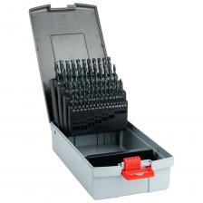 Предназначен для сверления отверстий в заготовках из конструкционной стали общего назначения с пределом прочности до 850 Н/мм?, высокопрочного и ковкого чугуна, магниевых сплавов, низколегированной меди, латуни, пластмасс (термопластов, реактопластов). Сверла применяются в ручных электрических, пневматических, аккумуляторных дрелях и шуруповертах, а также на универсальных сверлильных станках. Заточка: крестообразная Подточка перемычки обеспечивает меньшую площадь контакта вершины сверла с обрабатываемой поверхностью, тем самым снижая усилие подачи Отличный центрирующий эффект даже на сферических поверхностях, нет необходимости в кернении или предварительном засверливании Подточка по задней поверхности уменьшает трение сверла о дно отверстия, повышает скорость сверления, экономя при этом энергию электроинструмента Угол при вершине сверла: 130° Профиль сверла: шлифованный Стабильная структура сверла, отсутствие внутренних напряжений Равномерная геометрия сверла, минимальное биение Хвостовик: цилиндрический Материал сверла: быстрорежущая сталь HSS М2 Покрытие: парооксидирование Лучшая адгезия смазочно-охлаждающих материалов к поверхности сверла Коррозионная защита Сверла с шагом 0,1 мм в составе набора Максимальная универсальность применения набора под разные задачи Использование набора в качестве набора предельных калибров для контроля диаметра уже изготовленных отверстий.