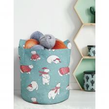 Декоративная корзина-кашпо JOYARTY войлок, с принтами "рождественские полярные медведи", 19 л planta_380854_5 отлично подойдет для хранения вещей и организации порядка в доме. В нее можно сложить домашний текстиль, белье, одежду, детские игрушки и прочие домашние мелочи. Любители больших домашних растений могут использовать изделие как декоративное кашпо. Корзина сохраняет форму благодаря плотной ткани (искусственный войлок, состав - полиэстер 100%, плотность - 211 г/кв.м), а с помощью двух ручек ее можно переносить в любое удобное место. Ручки изделия выдерживают большую нагрузку, даже если сложить в нее овощи и фрукты. В зависимости от цветопередачи экрана монитора, яркость рисунка может отличаться от изображения на сайте. Допустимо отклонение в размере в пределах 2-3 см.