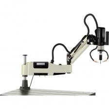 Резьбонарезной манипулятор с функцией сверления BLOMATEK M24GD предназначен для автоматического нарезания резьбы. Обладает высокой точностью обработки и отличным темпом работы. Способен нарезать резьбу в сквозных и глухих отверстиях заготовок из стали, чугуна, цветных сплавов и пластиков. Резьбонарезной манипулятор обеспечивает гибкость в решении производственных задач, позволяя мобильно и быстро нарезать резьбу в заготовках любого размера, благодаря малому весу и манипулятору. Манипулятор с магнитным основанием может быть размещён на любой металлической поверхности, легко выполняя нужные задачи в труднодоступных и неудобных для традиционных инструментов местах. Станок может быть дополнительно оборудован специальным столом (приобретается отдельно), таким образом получится полноценное выделенное рабочее место. Подойдёт как частным мастерам, так и под производственные необходимости.  Оснащен поворотным модулем для нарезки резьбы в пространстве: вертикальное, горизонтальное и на 360 градусов в каждом положении. BLOMATEK M24GD обладает рядом различных дополнительных функций, таких как режим сохранения энергии, высокоскоростной, низкоскоростной режимы (для нарезки резьбы в нержавеющей стали и др.), режим повышенной подачи и другие. Редуктор и сервомотор работаю плавно и не склонны к поломкам. Внимание! Фотография носит иллюстративный характер, реальный товар может отличаться от представленного на фото.