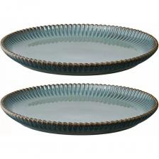 Набор из двух тарелок темно-серого цвета из коллекции Kitchen Spirit непременно понравится поклонникам стилей рустик и кантри. Фактурный декор в сочетании с глянцевой глазурью станут изюминкой сервировки, помогут создать теплую атмосферу за столом, а природный цвет подчеркнет красоту любого блюда. Емкости выполнены из натурального фарфора – экологичного и практичного материала, простого в уходе, устойчивого к сколам и перепадам температуры. Все предметы из коллекции Kitchen Spirit отлично комбинируются между собой. Отличительной особенностью линейки является покрытие из реактивной глазури, которое создает на поверхности посуды уникальные узоры. Во время обжига фарфора возникает химическая реакция, обычно плавление или окисление, в результате которой и получается нужный рисунок. Благодаря такой обработке найти два идентичных изделия практически невозможно. Именно за счет своей индивидуальности и неповторимости узора столовая посуда и аксессуары для сервировки с реактивной глазурью стали трендом в мире дизайна и декора.