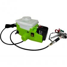 Аккумуляторный краскопульт SG5 это окрасочный аппарат безвоздушного распыления для проведения автономных окрасочных работ.В комплекте b1e помимо возможности работать от АКБ есть также возможность подключится через адаптер питания от 220 В для этого краскопульта., который имеется в этом комплекте.Производительность и мощность (500Вт) устройства, определяют сферу применения – интерьерные окрасочные работы малых объемов, такие как:покраска оконных откосов, арок, лепнины, плинтусов элементов декора, межкомнатных дверей, поверхностей стен и потолков небольших помещений.Небольшая производительность, до 1,2 л/мин. дает возможность использовать в работе сопла диаметром до 0,017”, что соответствует максимально необходимому диаметру сопел, используемых в интерьерных окрасочных работах.Компоновка AktiSpray SG5 позволяет маляру комфортно производить окраску любых поверхностей, в любом направлении и под любым углом., т.к. аппарат не имеет емкостей или каких-либо бачков с краской, закрепленных на пистолете, как у других моделей аккумуляторных распылителей.Еще одно преимущество аппарата AktiSpray SG5 - работа с минимальным объемом лакокрасочного материала. Устройство не вбирает краску из емкости через краскоприемный шланг, как обычный безвоздушный окрасочный аппарат, а подает прямо из собственного бункера. Это положительно сказывается на экономии ЛКМ, особенно, если его стоимость высока или необходима окраска малых площадей.Подходит для использования красок на водной и масляной основе.