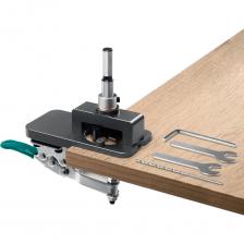 Кондукторы Woodsniper обеспечивают снайперскую точность позиционирования сверла при работе в столярных мастерских, сборке мебели и каркасных деревянных конструкций. Кондукторы содержат все необходимые аксессуары, что превращает работу в настоящее удовольствие. Кондукторы разработаны с учетом опыта и пожеланий профессионалов столярного дела, что гарантирует безупречное качество выполненных работ и неизбежное попадание в «яблочко».ПрименениеПри сверлении отверстий под мебельные петлиПреимуществаПрочный корпус из алюминиевого сплава обеспечивает высокую точность при работе и стабильные результатыСтальной прижимной механизм обеспечивает жесткую фиксацию и удобство в работеРезиновая накладка на лапке прижимного механизма не оставляет следов и не повреждает поверхность обрабатываемой деталиВ комплекте полный набор необходимых деталей для начала работы