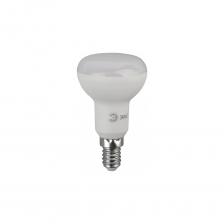 Экономичная светодиодная лампа ЭРА Серии Бюджет с отличными характеристиками для установки в люстры и все типы бытовых светильников - потолочные, настольные, бра. Бережёт электроэнергию, ярко светит, имеет долгий срок службы. Цветовая температура - холодный белый свет. Такое освещение бодрит, повышает работоспособность. Этот современный источник света создаёт комфортное и безопасное для глаз освещение.