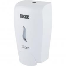 Предназначен для дозированной подачи мыла-пены. Дозатор используется в туалетных комнатах любой степени проходимости, в ванных душевых комнатах номерного фонда гостиниц и душевых комнат фитнес-центров, бань и саун. Модель изготовлена из ударопрочного пластика ABS. Объем резервуара 1000 мл.. Устройство оснащено дозирующим механизмом, позволяющим регулировать объем подаваемой жидкости. 3 уровня дозировки - 0,5 мл/ 1,0 мл/ 2,5 мл. BXG-FD-1198 – выполнен в стильном белом цвете с глянцевым оттенком. Смотровое окно позволяет контролировать уровень жидкости в дозаторе. Надежная система подачи мыла-пены исключает протекание дозатора. Ресурс помпы минимум 1000000 нажатий. Закрывается на ключ (металл), что предотвращает попадание инородных предметов в резервуар. Возможность замены дозировочного клапана и клавиши подачи мыла. Съемный резервуар для мыла-пены делает обслуживание дозатора простым и удобным. Уникальность дозатора в том, что он оснащен встроенной системой приготовления мыла-пены. Система подачи способна преобразовывать мыло-пену из жидкого мыла и воды (в процентном соотношении соответственно 30/70). Это позволяет потребителю в значительной степени экономить на расходных материалах. Но при этом, потребитель , в качестве расходного материала также может использовать и готовое мыло-пену. Экономичное расходование - регулировка дозирования от 0,5 мл до 2,5 мл. Наличие установочного шаблона упрощает монтаж и существенно сокращает время установки.