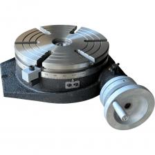 Стол поворотный горизонтальный TS320A (ф 320 мм, тип 5030) TORNERI предназначен для фрезерной и сверлильной обработки деталей малых, средних и крупных размеров на универсальных станках. Нижняя поверхность основания стола служит базовой при установке на станок. Для надежного крепления к рабочему столу станка корпус основания оснащен пазами и площадками для установки прижимных механизмов. На основании находится вращающаяся планшайба, верхняя поверхность которой предназначена для размещения и фиксации обрабатываемых деталей. Для этого предусмотрены Т-образные пазы. Параллельность базовых плоскостей основания и планшайбы достигается благодаря высококачественной обработке посадочных поверхностей и использованию прочных, износостойких материалов в производстве деталей. В центре вращающейся планшайбы имеется коническое отверстие с конусом Морзе, что позволяет устанавливать различные приспособления или элементы оснастки с соответствующими хвостовиками.