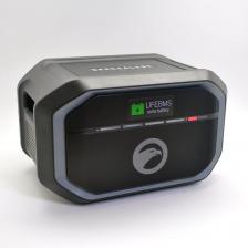 Устройство PSL-1000 содержит внутри мощную LiFePO4 батарею мощностью 1548Wh c контроллером заряда и управления. Данная батарея служит для резервного питания PSL-1500PLUS увеличивая энергоемкость общей системы и продолжительность автономной работы вдвое! Данное устройство может работать только в паре с портативной зарядной электростанцией BERKUT PSL-1500PLUS.