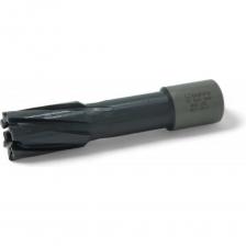 Корончатое сверло Bohre серии TCT с многослойным покрытием TiAIN — это профессиональный инструмент, созданный для высокоскоростного и точного сверления сквозных и глухих отверстий в листовом и профильном металле. Идеально подходит для использования на станках (сверлильных, токарных, обрабатывающих центрах) и мощных магнитных дрелях.Преимущество покрытия TiAIN:Покрытие TiAIN (нитрид алюминия-титана) — это не просто красивая черная поверхность, а настоящая технологическая защита. Оно повышает стойкость к абразивному износу и окислению, позволяя инструменту работать при более высоких температурах, что критически важно для режимов интенсивной эксплуатации.