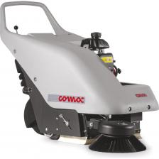 COMAC CS 50 HT — это чрезвычайно компактная и маневренная подметальная машина с бензиновым ДВС и с приводом на колеса. Модель производится в Италии на заводе COMAc SpA в г. Верона. Высокая производительность и простота в использовании являются основными характеристиками этой подметальной машины, которая делает уборку значительно быстрее, а работу оператора — проще. Надежный бензиновый двигатель HONDA Эффективная уборка мусора и грязи Система фильтрации для очистки Вместительный мусоросборник 40 л Простота в эксплуатации и обслуживании Машина подходит для уборки пространств площадью до 2500 м2 Comac CS50 HT является идеальным решением для подметания прилегающей территории и внутри помещений (при наличии хорошей вентиляции отработавших газов).