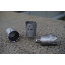 Сверло корончатое TCT (13х35 мм) AT-S TN3513 предназначено для магнитных сверлильных станков. С помощью держателя КМ/WELDON 19 - корончатое сверло адаптируется и на стационарные сверлильные станки. Сверло корончатое оснащено напайками из твердого сплава TCT. Обладает высокой износостойкостью и подойдет для сверления сталей, сверхпрочных сталей и сплавов, нержавейки, а также рельсов. Максимальная стойкость и оптимальная геометрия режущих кромок. Для сверления необходимо использовать центрирующий штифт (пилот, направляющая) размер 6.34х90 мм для диаметров до 18 мм, в комплект поставки не входит и приобретается отдельно. Рекомендовано применять СОЖ для охлаждения. Внимание, изображение товара может отличаться от реального! Верные параметры указаны в технических характеристиках товара.