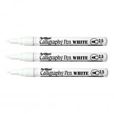 Маркер краска с плоским наконечником (0,5-2,5мм) Artline EK993 белый - это профессиональное решение для нанесения стойких и ярких надписей на любые, даже самые гладкие материалы. Маркер Artline ЕК993 пишет там, где другие молчат: стекло, металл, пластик, CD-диски, плёнка, керамика. Характеристики: Тип чернил: пигментная краска на масляной основе Цвет: белый Толщина линии: 0,5-2,5мм Наконечник: плоский Яркие непрозрачные чернила — белый цвет действительно перекрывающий и насыщенный. Стойкий результат — надписи не стираются и не выцветают. Идеальный плоский наконечник — для тонких и толстых линий. Быстрое высыхание — без разводов и подтёков. Ключевые преимущества: Универсальность применения: Пишет на стекле, металле, пластике, керамике, CD/DVD-дисках, виниле, фотобумаге и многом другом. Непрозрачные пигментные чернила: Белый цвет обладает высокой укрывистостью, что позволяет делать чёткие надписи даже на тёмных фонах. Стойкость и долговечность: Надписи устойчивы к влаге, истиранию и выцветанию, сохраняя свой первоначальный вид надолго. Удобный наконечник клип-поинт: Прочный и эластичный наконечник позволяет контролировать толщину линии — от тонкой до широкой, что даёт полную свободу для творчества. Быстрое высыхание: Чернила высыхают за считанные секунды, минимизируя риск смазывания. Области применения: Творчество и хобби: скрапбукинг, роспись посуды, создание декора. Дизайн и ретушь: добавление бликов и акцентов на фотографиях и иллюстрациях. Быт и офис: подпись контейнеров, маркировка инструментов, оформление досок объявлений. Ремесленные работы: декорирование елочных игрушек, бижутерии и других предметов.