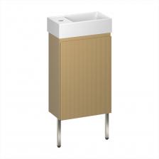 ОПТИМАЛЬНОЕ ИСПОЛЬЗОВАНИЕ НЕБОЛЬШОГО ПРОСТРАНСТВА Настенная тумба с опорами и право- или левосторонней раковиной является емким местом для хранения текстиля, моющих и гигиенических средств. Вокруг нее остается достаточно места, что облегчает уборку. Фурнитура Hettich с доводчиком обеспечивает плавное и бесшумное закрытие дверцы. УДОБНАЯ ЕЖЕДНЕВНАЯ ЭКСПЛУАТАЦИЯ Короткий размах дверцы позволяет не касаться пользователя и окружающих предметов. Регулируемая полка и рациональное планирование пространства. Крепления выдерживают нагрузку до 100 кг. ВЛАГОСТОЙКАЯ МЕБЕЛЬ С ЛАМИНИРОВАННОЙ ПОВЕРХНОСТЬЮ Основа тумбы – импрегнированная плита МДФ с защитой от влаги, термоперепадов, плесени. Нанесение на нее лака и покрытия TotalCover® предотвращает разбухание мебели. Распил, раскрой, кромление происходит на лазерном оборудовании (отклонение не более +/- 0,1 мм). Мини-раковина с глянцевым покрытием, на бортике которой расположено стандартное отверстие под смеситель и остается место для гигиенических средств. НАДЕЖНЫЙ НАСТЕННО-НАПОЛЬНЫЙ МОНТАЖ Тумба поставляется в собранном виде и соответствует требованиям ISO, санитарно-гигиеническим и техстандартам. Система демпфирования Silent System интегрирована в консоль петли Hettich и отрегулирована, обеспечивает плавное открытие и бесшумное закрытие дверцы, плотное ее прилегание к каркасу. Скрытый настенный крепеж и металлические ножки обеспечивают равномерное прилегание к стене, повышают устойчивость.