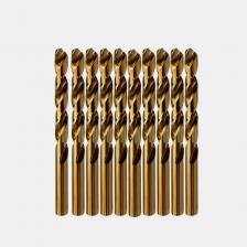 Набор сверл по металлу с цилиндрическим хвостовиком и кобальтовым покрытием Р6М5К5 из средней серии, изготовленное согласно ГОСТ 10902-77, является незаменимым инструментом в машиностроении, строительстве, металлообработке и других отраслях.Инструмент представляет собой металлический стержень с острыми элементами на конце и спиралевидными углублениями для удаления стружки. Хвостовик обеспечивает надёжную фиксацию в патроне дрели, перфоратора или сверлильного станка. Режущий элемент, занимающий примерно половину диаметра сверла, создаёт отверстия цилиндрической формы.Специальные марки быстрорежущей стали, из которых изготовлено сверло, гарантируют его прочность и долговечность. Кобальтовое покрытие делает инструмент устойчивым к износу и коррозии, увеличивая его срок службы.Благодаря своим характеристикам, это сверло обеспечивает высокую точность и качество обработки металлических поверхностей, что делает его идеальным выбором для профессионалов и любителей в области машиностроения, строительства и металлообработки.