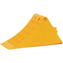 Пластиковый башмак для грузового транспорта AIRLINE AJU08 используется в шиномонтажных мастерских, на станциях технического обслуживания, а также владельцами грузовых автомобилей для быстрой и надежной блокировки колес. Специально разработанная усиленная конструкция внутренней части увеличивает прочность упора, а стальная пластина улучшает сцепление с дорожным покрытием, что позволяет удерживать автомобиль, как на горизонтальных поверхностях, так и на уклонах. Небольшие размеры 40х18х17 см и низкий вес обеспечивают удобство при хранении и транспортировке изделия.