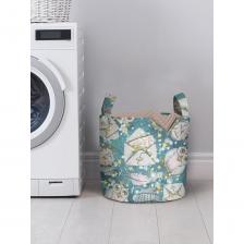 Корзина для белья 35x35 см поможет организовать порядок в доме и украсит любой интерьер в ванной комнате. Органайзер для белья объёмом 34 литра изготовлен из плотного искусственного войлока на основе тонких волокон 100% полиэстера. Плотность изделия: 240 гр/кв.м. При изготовлении изделия применяются безопасные и экологичные материалы, которые устойчивы к влаге (влагостойкая), быстро высыхают и не теряют своих свойств. Верхняя часть бака для белья закрывается текстильной вставкой с завязками, что позволяет скрыть содержимое корзины от лишних глаз. Изделие удобно складывается, в сложенном виде занимает минимальное количество места, при уборке легко перемещается, не царапая пол, в отличие от пластиковых корзин. Тканевый мешок для белья универсальный и многофункциональный. Можно использовать не только как контейнер, короб, ящик и кофр для белья, но также для хранения для детских игрушек, книг, вещей и других аксессуаров для дома. Органайзер для хранения доставляется в сложенном виде, вернуть прежнюю форму можно отпарив изделие в бережном режиме. К бельевой корзине также можно подобрать шторку и коврик для ванной, выполненные в аналогичной тематике. Декоративная корзина с рисунком -прекрасный вариант подарка маме, бабушке, дедушке, подруге на День рождения, юбилей, пасху и новоселье. Яркость рисунка может отличаться от изображения на сайте. Допустимо отклонение в размерах +- 3 см.