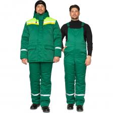 Костюм мужской утепленный «Стройка» — это модель зимней спецодежды эконом-сегмента, предназначенная для рабочих занятых в строительных, монтажных и ремонтных работах. Утепленный костюм «Стройка» отшит из смесовой ткани с влагоотталкивающей пропиткой, комплектуется курткой и полукомбинезоном, имеет 2 класс защиты от пониженных температур и предназначен для III климатического пояса. Куртка: удлинённая прямого силуэта с притачной утеплённой подкладкой, с застёжкой на молнию, которая закрывается ветрозащитной планкой с застёжкой на контактную ленту. Куртка регулируется по объёму кулиской с фиксаторами и наконечниками. Воротник-стойка утеплён двухслойным синтепоном. Рукава двухшовные с внутренними трикотажными манжетами. Капюшон: съёмный с притачной утеплённой подкладкой, застёгивается на контактную ленту, регулируется по объёму с помощью кулиски с фиксаторами и наконечниками, пристёгивается к верхнему воротнику на три пуговицы. Полукомбинезон: с притачной утеплённой подкладкой, застегивается на двухзамковую молнию. Объём по талии регулируется с помощью эластичной ленты. Бретели полукомбинезона со стороны спинки частично с открытой эластичной лентой, с застёжкой спереди на фастекс. По верху спинки закреплены бретели. Карманы. Куртка: верхний левый карман, нижние боковые карманы с утеплёнными клапанами, застёгивающимися на контактные ленты; внутренний карман на контактной ленте. Полукомбинезон: два боковых кармана. Сигнальные элементы: СОП 25 мм