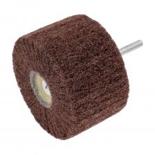 Круги лепестковые с оправкой TOTFLEX – профессиональное решение для деликатной и универсальной шлифовки металла, дерева и композитных материалов на прямых шлифмашинах, дрели или гибком валу.Ключевые преимуществаTOTFLEХНетканый материалОбеспечивает равномерное шлифование без повреждения поверхности.Длительный срок службы Материал самоочищается в процессе работы, сохраняя постоянную агрессивность.Низкая вероятность перегрева заготовкиОткрытая структура волокон способствует отличной теплоотдаче, предотвращая пригорание и изменение геометрии металлоконструкции из-за локального нагрева.Основные области примененияШлифовка сложных профилей и контуров Круг принимает любую геометрию, сохраняя превосходное качество поверхности.Обработка внутренних поверхностей труб и фитингов Малый диаметр и гибкая оправка проникают в шарнирные соединения и узкие патрубки.Шлифовка мелких деталей и корпусов От радиусной шлифовки портов до финишной полировки стенок — ювелирная точность в каждой операции. Снятие мелких дефектов на поверхностях мебели, корпусов и декоративных элементов.Техническая информацияДиаметр - 80ммВысота - 50ммДиаметр хвостовика - 6ммМатериал - оксид алюминияЗерно - FINEРекомендованные обороты - 4000 об/минКак выбирать зернистость:Начинайте с Extra Coarse (P40–P60) для грубой зачистки.Переходите к Coarse и Medium (P80–P120) для выравнивания и подготовки.Завершайте Fine, Very Fine и Ultrafine (P240–P800+) для чистового и полировального этапа.